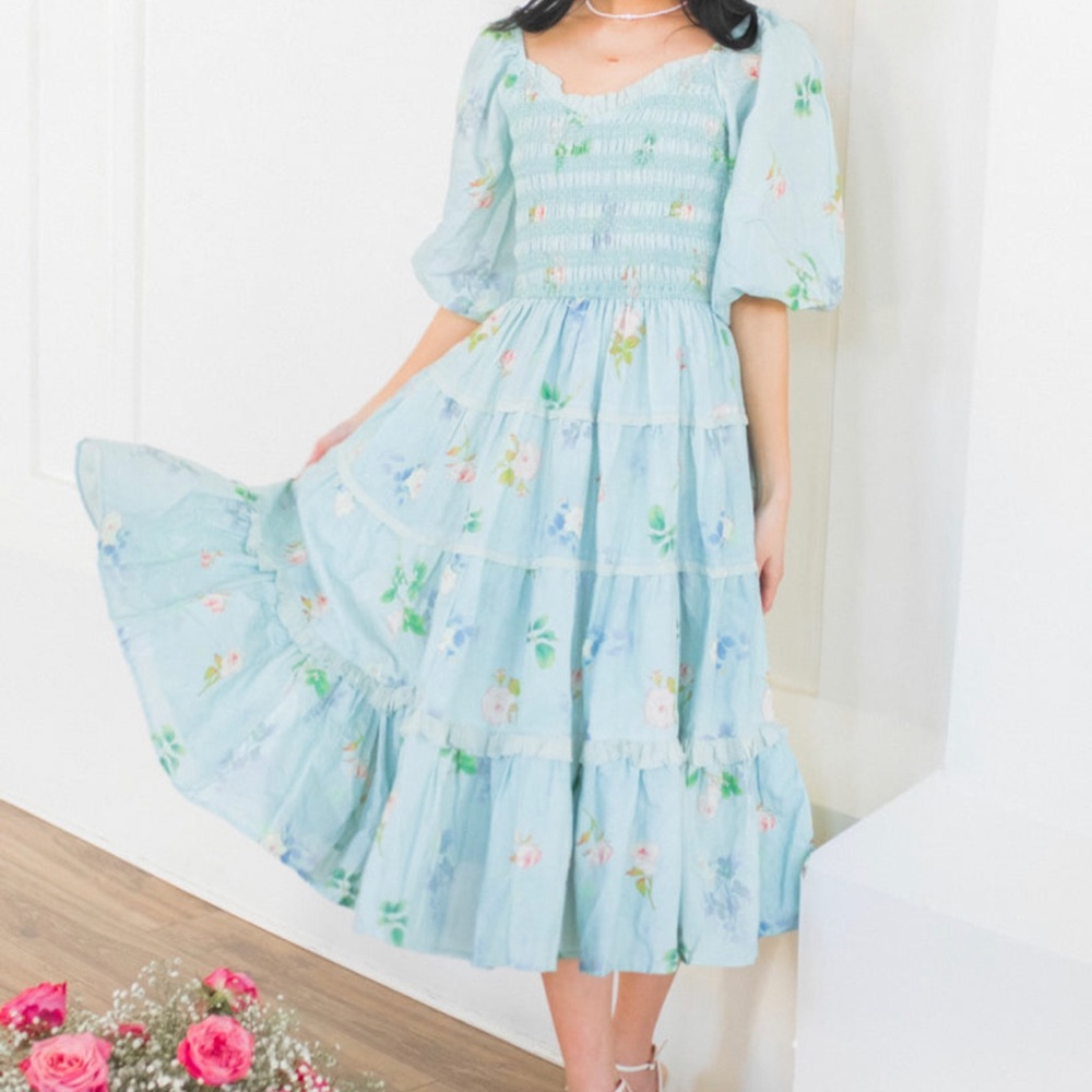 Base color is teal with mutlicolor floral print
Puff sleeves with elastic